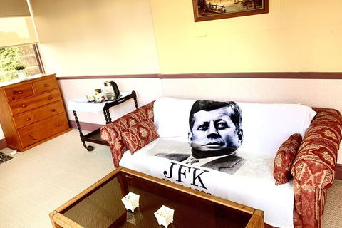 Victoria & Albert Guesthouse - Accommodation Cooktown 4