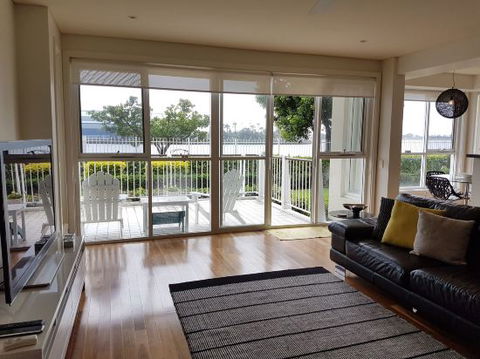 Beau Monde Apartments Newcastle Harbourside Apartment - Accommodation Cooktown 3