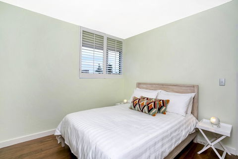 Beautiful 2 Bedroom Apartment Overlooking Manly Wharf MAN29 - Accommodation Cooktown 1