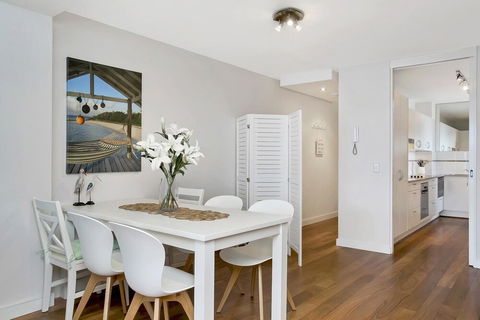 Beautiful 2 Bedroom Apartment Overlooking Manly Wharf MAN29 - Accommodation Cooktown 4