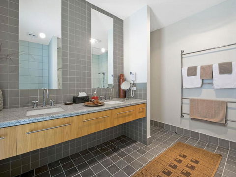 Louvres - Accommodation Cooktown 1