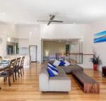 Unit 1 Rainbow Surf Modern two storey townhouse with large shared pool close to beach  shop - Accommodation Cooktown