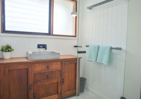 Quiet Pet Friendly Home 3 Houses To Beach Entry With Private Pool Walk To Shops - Accommodation Cooktown 3