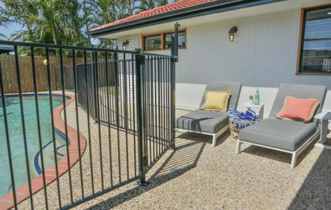 Quiet Pet Friendly Home 3 Houses To Beach Entry With Private Pool Walk To Shops - Accommodation Cooktown 5