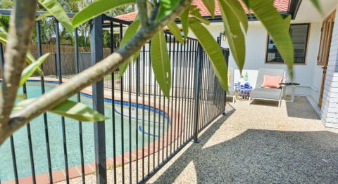 Quiet Pet Friendly Home 3 Houses To Beach Entry With Private Pool Walk To Shops - Accommodation Cooktown 6