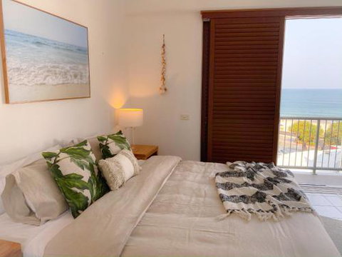 Top Floor Kings Beach Views With Private Rooftop Terrace With Spa Bath - Accommodation Cooktown 4