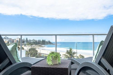 Top Floor Kings Beach Views With Private Rooftop Terrace With Spa Bath - Accommodation Cooktown 0