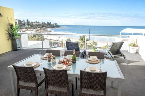 Top Floor Kings Beach Views With Private Rooftop Terrace With Spa Bath - Accommodation Cooktown 3