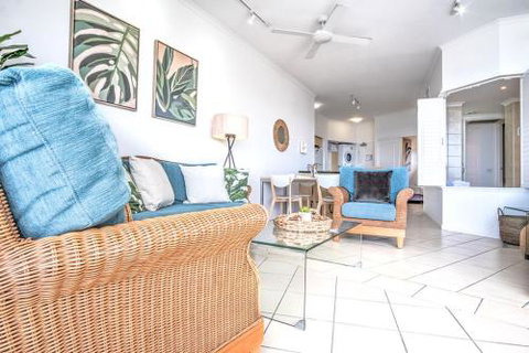 Top Floor Kings Beach Views With Private Rooftop Terrace With Spa Bath - Accommodation Cooktown 1