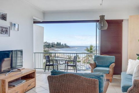 Top Floor Kings Beach Views With Private Rooftop Terrace With Spa Bath - Accommodation Cooktown 2