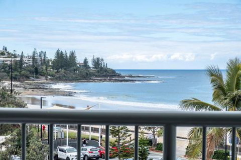Top Floor Kings Beach Views With Private Rooftop Terrace With Spa Bath - Accommodation Cooktown 5
