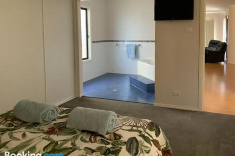 Endeavour 6 - Accommodation Cooktown 3