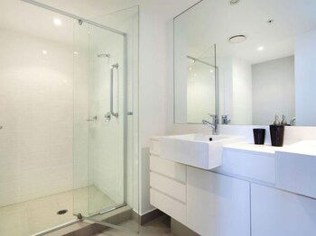 Panoramic Views At Sub Penthouse Apt - Accommodation Cooktown 3