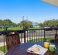 Kings Beach Ocean Front Views Private Balcony overlooking Kings Beach - Accommodation Cooktown