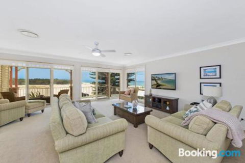 SEASCAPE An Enticing Lakeside Escape - Accommodation Cooktown 3