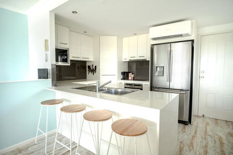 Coolum Beach 3 Level Townhouse Private Rooftop Terrace Spa Overlooking Mount Coolum - Accommodation Cooktown 3