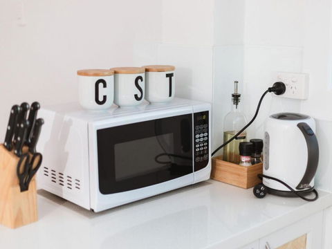 WHITE WAVES 4 ABSOLUTE BEACH FRONT STUDIO HASTINGS POINT - Accommodation Cooktown 4