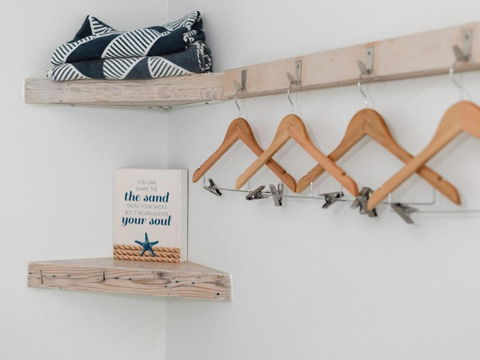 WHITE WAVES 4 ABSOLUTE BEACH FRONT STUDIO HASTINGS POINT - Accommodation Cooktown 5