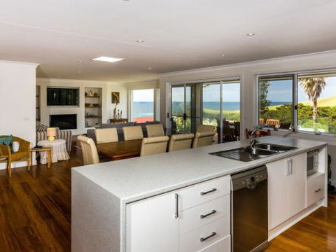 WHALE WATCH FOR FOUR Gerringong 4pm Check Out Sundays - Accommodation Cooktown 1