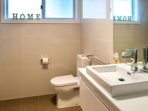 WHALE WATCH FOR FOUR Gerringong 4pm Check Out Sundays - Accommodation Cooktown 6