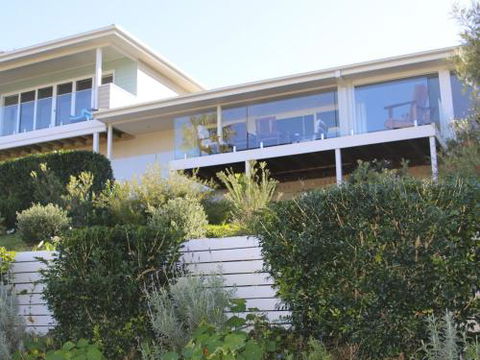 WHALE WATCH FOR FOUR Gerringong 4pm Check Out Sundays - Accommodation Cooktown 5