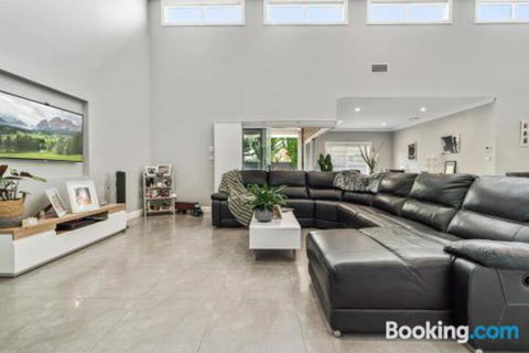 Wentworth Estate 5 Bedroom Luxury Home Sleeps 12 - Accommodation Cooktown 3