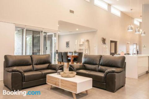 Wentworth Estate 5 Bedroom Luxury Home Sleeps 12 - Accommodation Cooktown 4