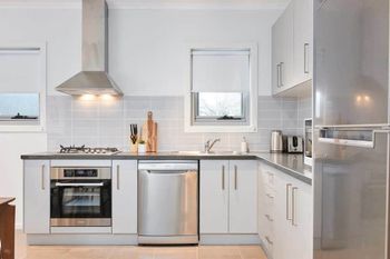 Chic Modern & Designer Apartment - Accommodation Cooktown 4