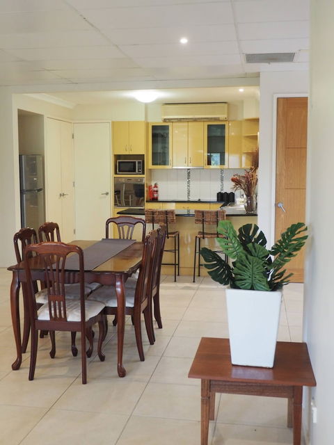 Queen Room With Airport Transfers Or Car Rental - Accommodation Cooktown 3