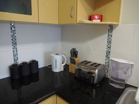 Queen Room With Airport Transfers Or Car Rental - Accommodation Cooktown 2