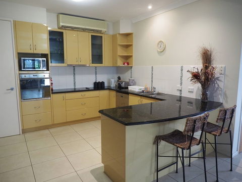 Queen Room With Airport Transfers Or Car Rental - Accommodation Cooktown 4