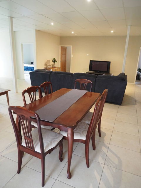 Queen Room With Airport Transfers Or Car Rental - Accommodation Cooktown 5