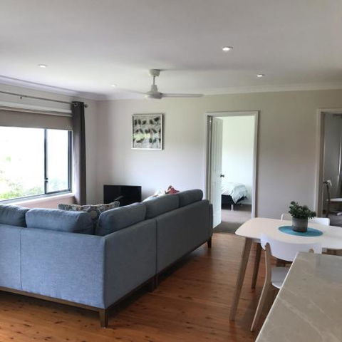 WAVES At MOLLYMOOK - Accommodation Cooktown 2