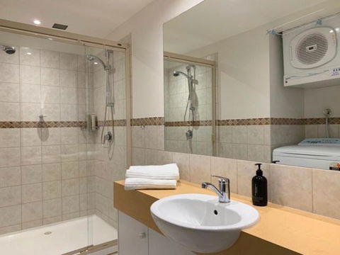 Reindeer 6 - Accommodation Cooktown 2