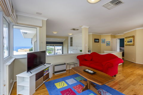 Scarborough Seaview Loft - Accommodation Cooktown 5