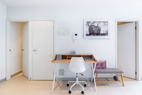 Ella, 1BDR Melbourne Apartment - Accommodation Cooktown 5