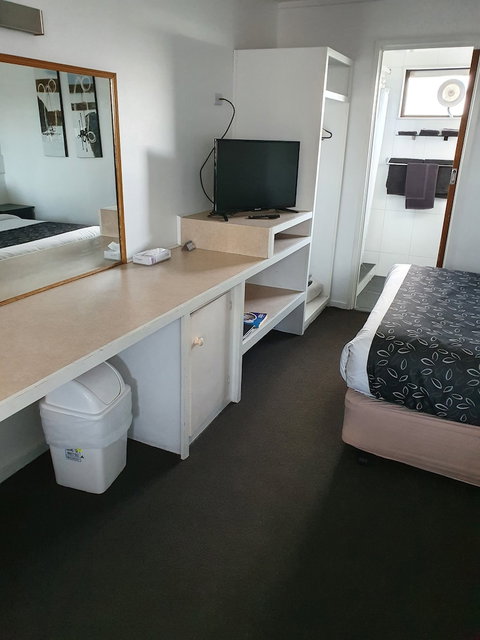 Budget On The Lake - Accommodation Cooktown 5