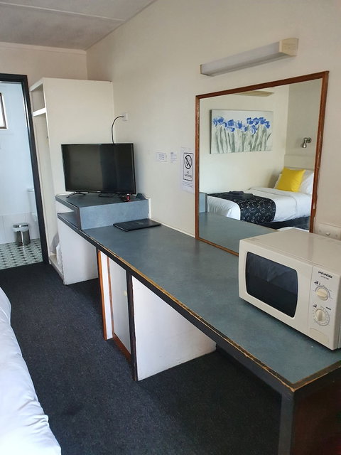 Budget On The Lake - Accommodation Cooktown 0