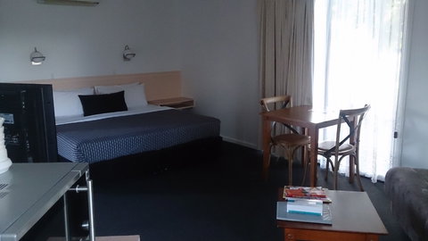 Budget On The Lake - Accommodation Cooktown 3