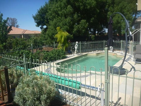 Must Love Dogs B&b - Accommodation Cooktown 2