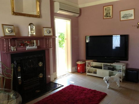 Must Love Dogs B&b - Accommodation Cooktown 3