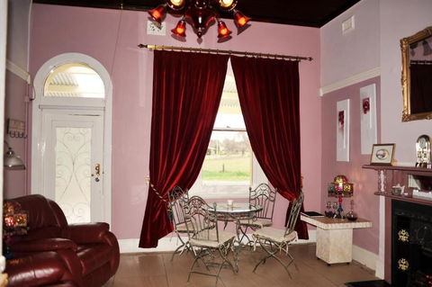 Must Love Dogs B&b - Accommodation Cooktown 4