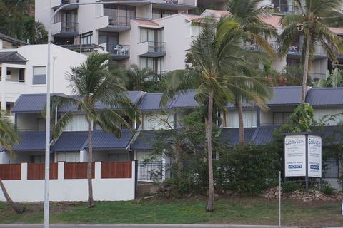 Airlie Seaview Apartments - Accommodation Cooktown 5
