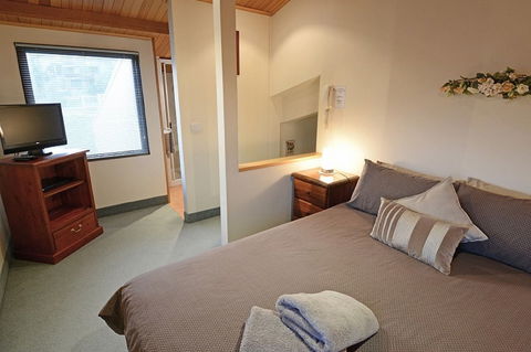 Falls Creek Country Club - Accommodation Cooktown 4