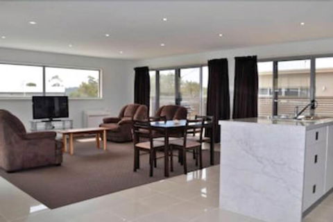 170 Hazards View Unit 1 - Accommodation Cooktown 3