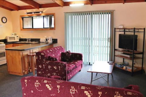 Freycinet Cottage 2 - Accommodation Cooktown 1