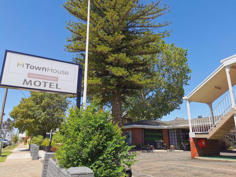 Townhouse Motor Inn - Accommodation Cooktown 0
