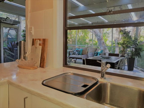 CHILL OUT BEACH HOUSE At FORSTER - Accommodation Cooktown 5
