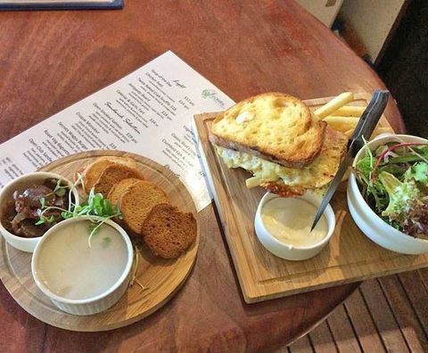 A Salt & Battery - Accommodation Cooktown 7