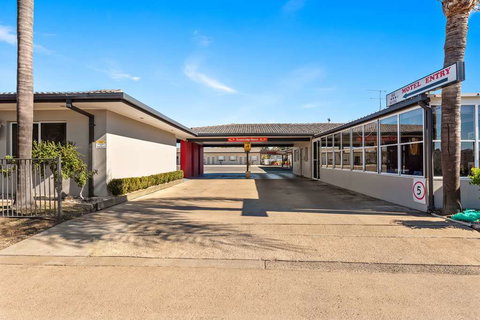 Econo lodge Moree Spa Motor Inn - Accommodation Cooktown 1